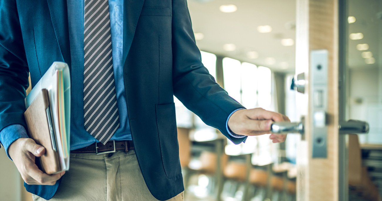 あなたのビジネス経験は、地域経済を動かす「カタリスト(触媒)」として、あるいは産官学をつなぐ「プロデューサー」として、渇望されている