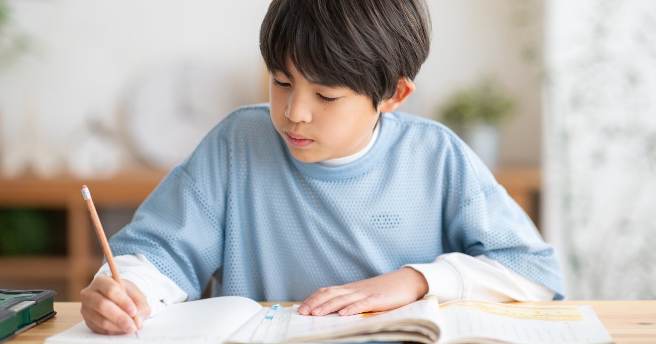 「自分からすすんで勉強する子」の親が言っている口ぐせ・ベスト1 - 赤ペン先生のほめ方