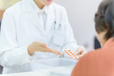 かかりつけ薬剤師の効果に疑問、薬剤費削減額の2.7倍のコスト発生