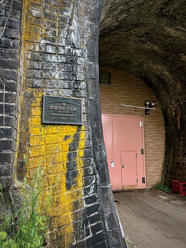 れんが造りでアーチ型の坑門のトンネルは登録有形文化財
