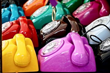 子どもに固定電話を与える米国の親たち