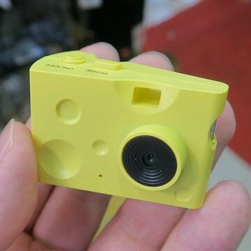 写真も動画も撮れるチーズ型のトイカメラが999円！