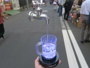 空中の蛇口から水が流れる不思議スタイルなライトスタンド