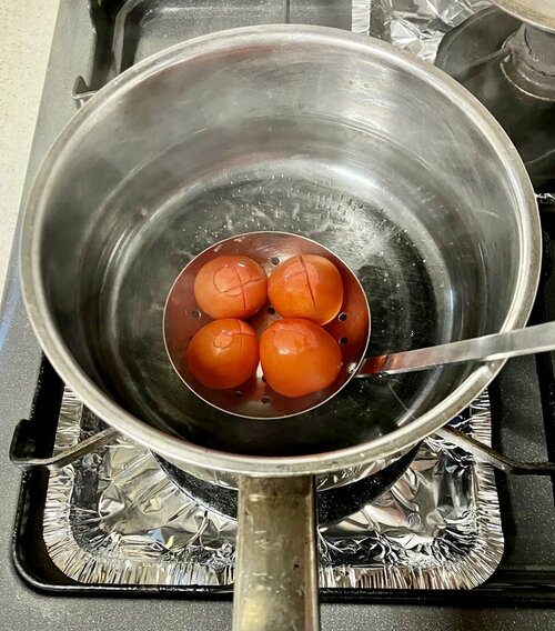 3. 湯を沸かしミニトマトを入れる。