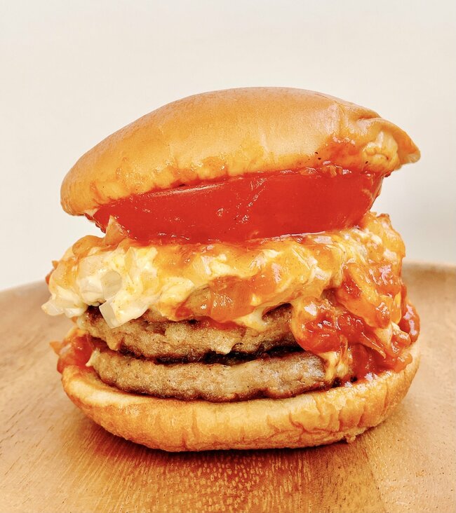 「嘘みたいなボリューム」「アゴ砕けそう」モスバーガーの“15時から頼めるメニュー”お肉の量がとんでもない！「食べ応えがエグくてやばかった」