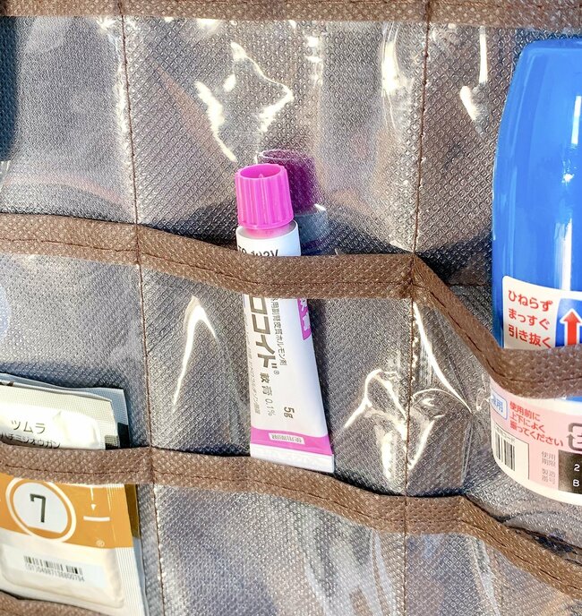 くすりの飲み忘れが一瞬でわかる！ダイソーの“浮かせるポケット収納”1週間分がサッと見渡せて大助かり！《購入レビュー》
