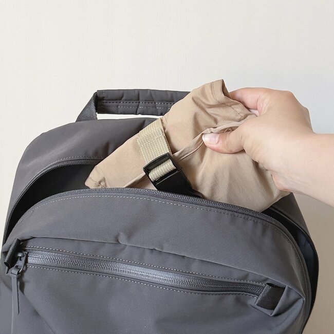 旅行の洗面グッズがまるっと入った！ダイソー姉妹店の「浮かせるポーチ」収納力がスゴいんです！