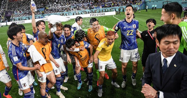 ドイツを破り、歓喜に沸く日本代表選手たちと森保一監督