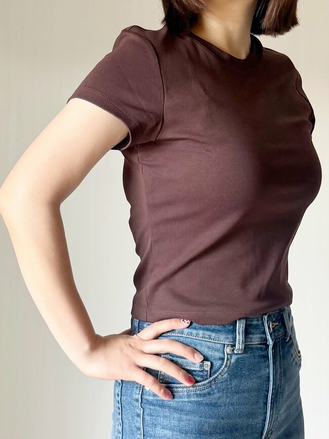 「色違いで3枚持ってます」「去年に引き続きリピート」ユニクロの“レビュー絶賛Tシャツ”デザインも着心地もバツグンです！「脚が長く見えます」「着痩せして見えました」《着用レビュー》