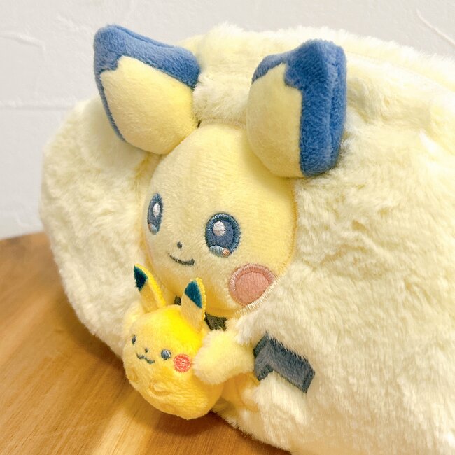 かわいすぎて即買いした…！ポケモンセンターの「新作ふわふわポーチ」ぬいぐるみを抱っこしてるポケモンがたまらないんです！