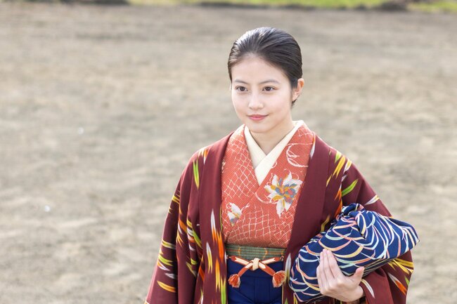 「愛国のかがみたれ!」その言葉の裏に…黒井先生(瀧内公美)が語らなかった過去の“選択”〈原菜乃華コメント付き〉【あんぱん第35回レビュー】