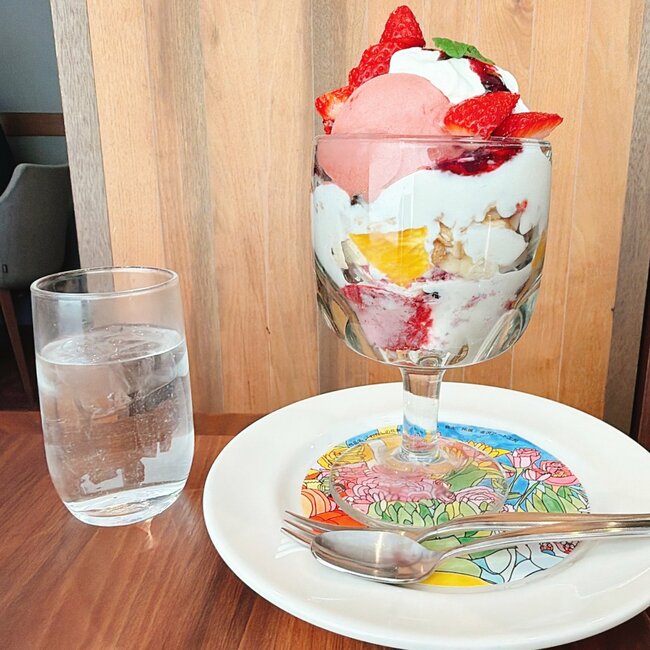 「フルーツだらけで最高」「ボリュームも満点」ロイヤルホストの“てんこ盛りパフェ”が贅沢すぎる！「美味しい！大きい！お腹いっぱい！」