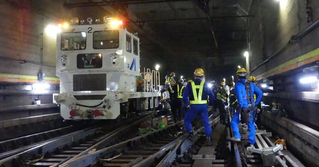 写真：日比谷線東銀座駅付近で実施中のレール交換作業（1）