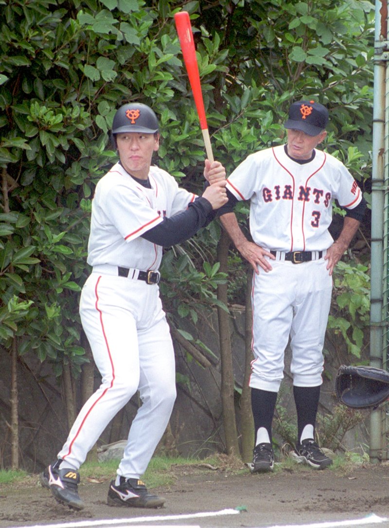 松井秀喜の構えを見る長嶋茂雄監督