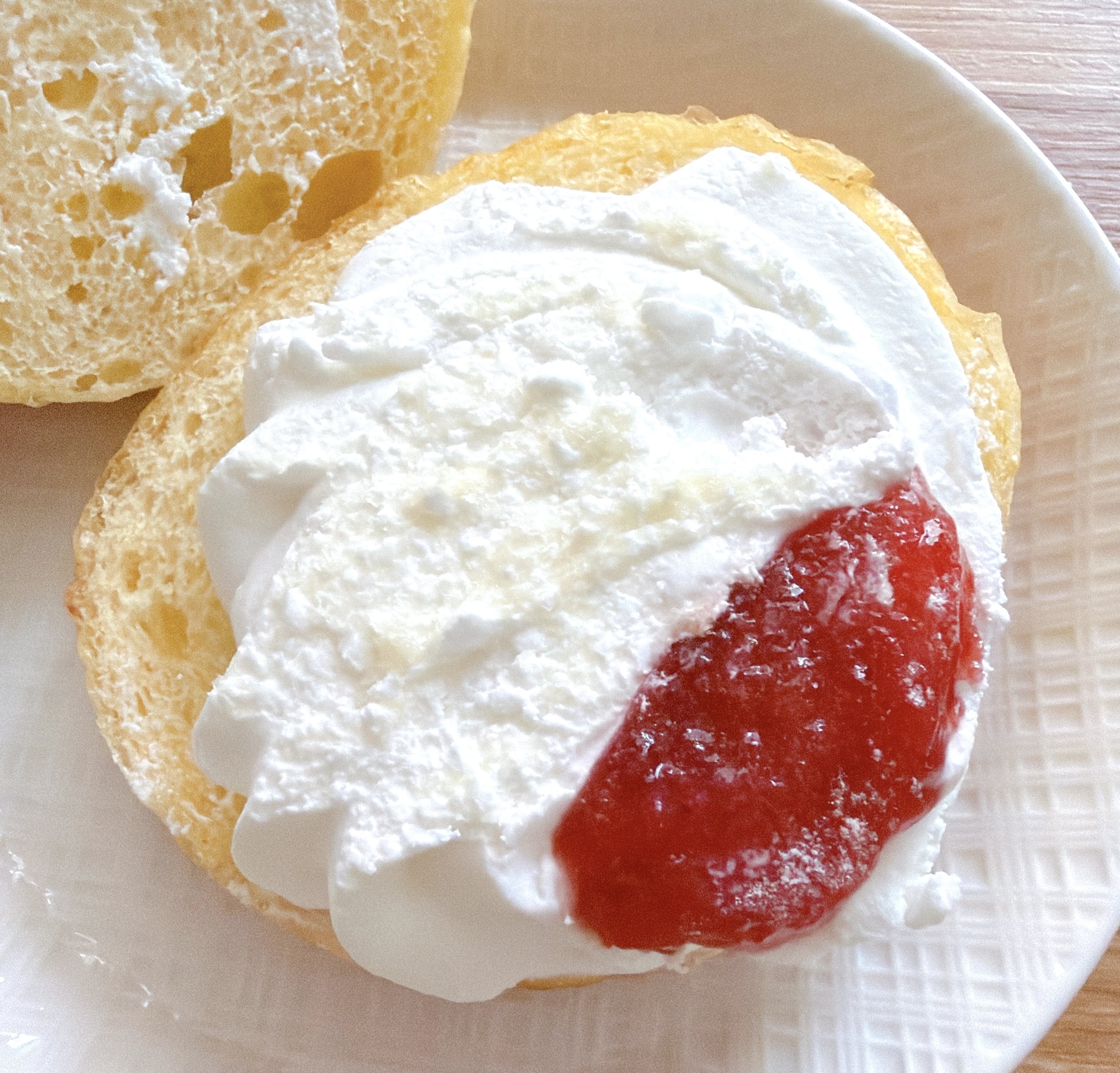 【不二家】「見た目からもう美味しい」厚みたっぷりの“生ドーナツ”ふわふわで幸せすぎた！「クリームたっぷり」「めちゃくちゃ美味しかった」《実食レビュー》