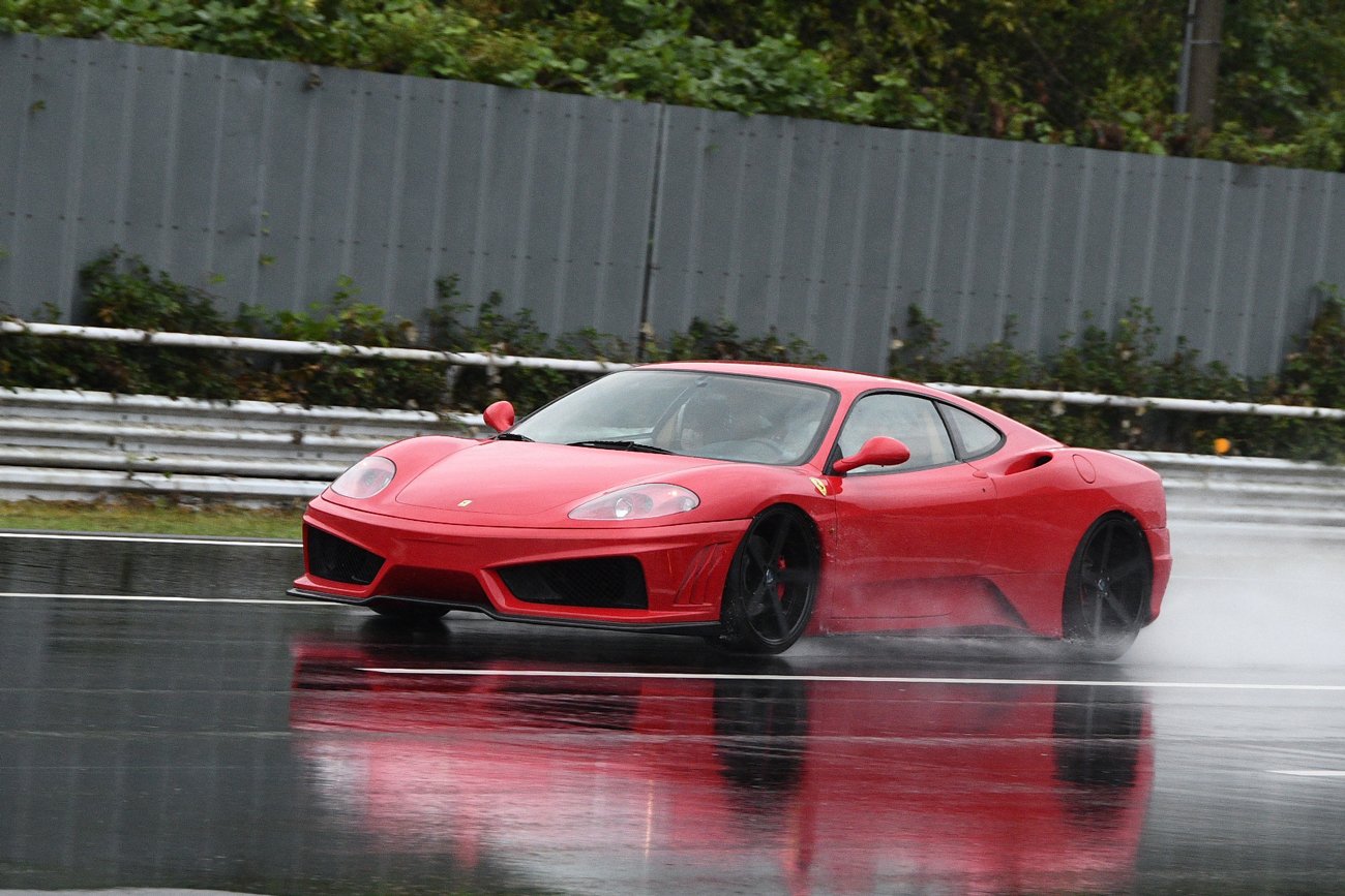 フェラーリ360モデナ。V8エンジンをミッドシップするミドルフェラーリ。360は3.6リットルの排気量。モデナはフェラーリの本拠地を表している