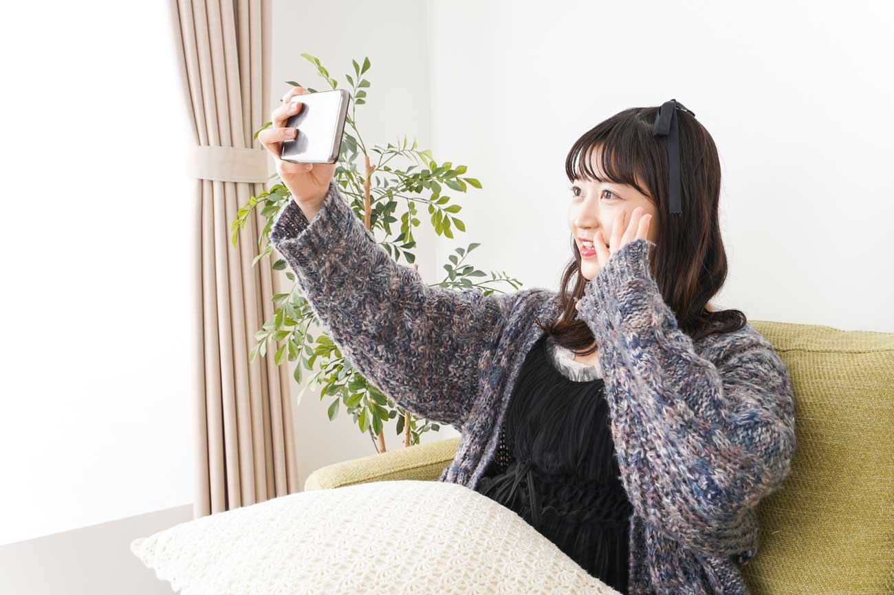ライブ配信する若い女性