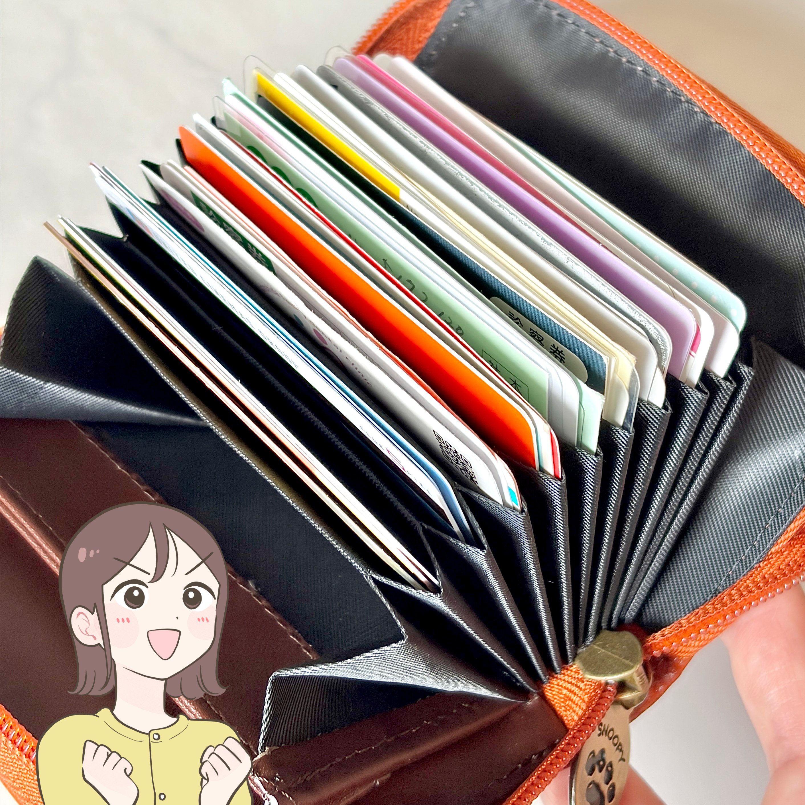 カードや診察券が37枚入った…!しまむら×スヌーピーの“ポケットたくさん財布”ガバッと開いて、お会計がスムーズです!