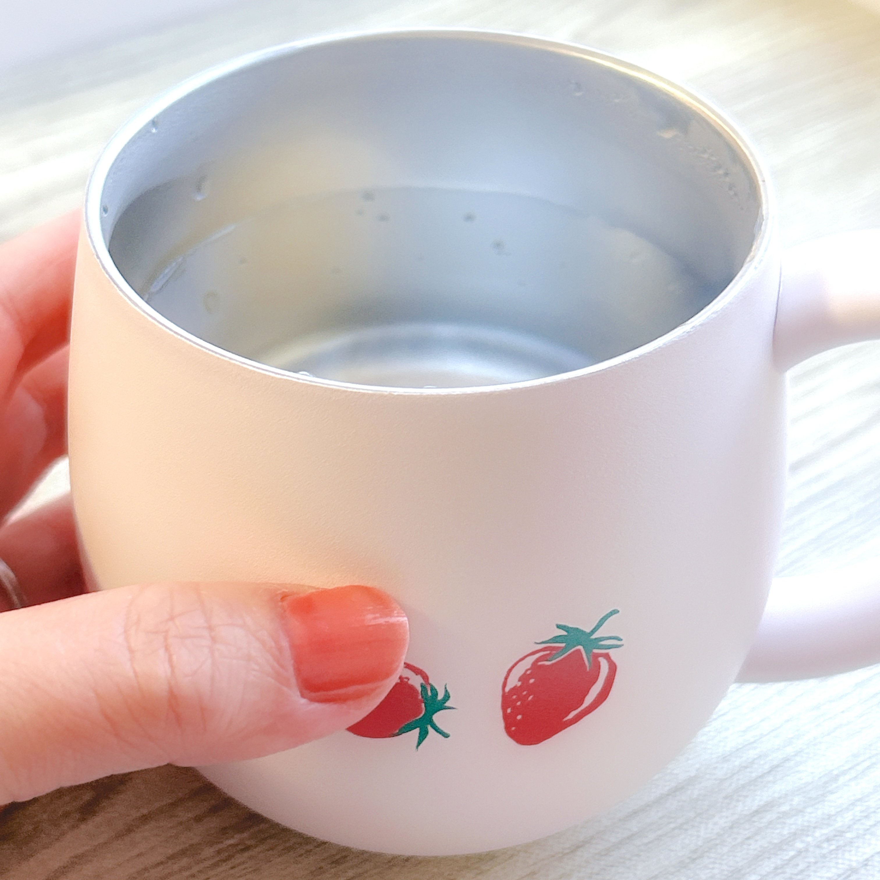 3時間経ってもあたたか～い！アフタヌーンティーの「ぷっくりマグカップ」レトロないちご柄がかわいすぎる！