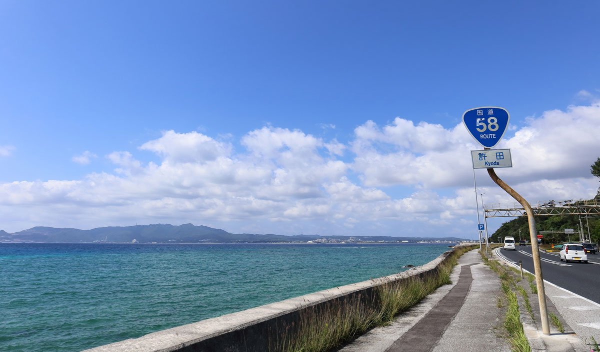 沖縄・名護を走る国道58号
