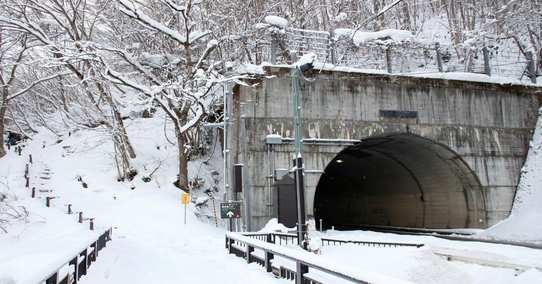 トンネル抜けた雪国イメージ
