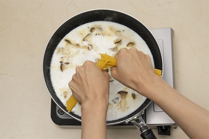 【裏ワザ料理】フライパンひとつで完成!絶品「クリームパスタ」の作り方
