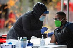 米FDA、オミクロン株対応ワクチンで迅速審査目指す