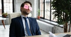 「働かないおじさん」はなぜ生まれるのか?大量退職、職場崩壊を招く人材配置の恐怖
