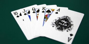 「ステータスカード」なのに、還元率は1.5％以上！高還元プラチナカードなら、レストラン特典などのお得なサービスを使えて、ポイントも貯まりやすい！