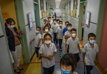 中国のコロナ感染再発、春節にらみ対策に試練