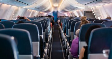 「邪魔だ、どけ！」自席の隣の外国人が飛行機“着陸直後”まさかの行動に。衝撃すぎて言葉を失った