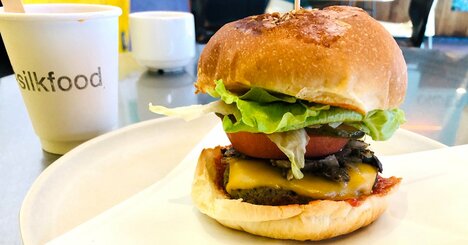 「カイコ入りハンバーガー」で食料危機を解決!?表参道に店舗オープン