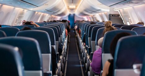 「邪魔だ、どけ！」自席の隣の外国人が飛行機“着陸直後”まさかの行動に。衝撃すぎて言葉を失った