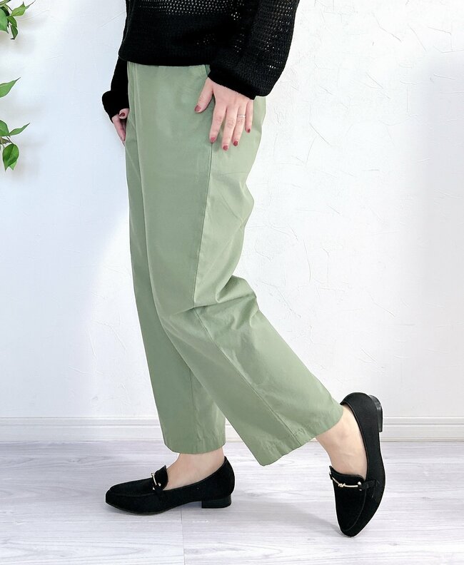 「4色買いしました」「ずっと販売して」ユニクロの“楽ちんパンツ”が本当に履きやすい！「立ち姿がキレイに見える」