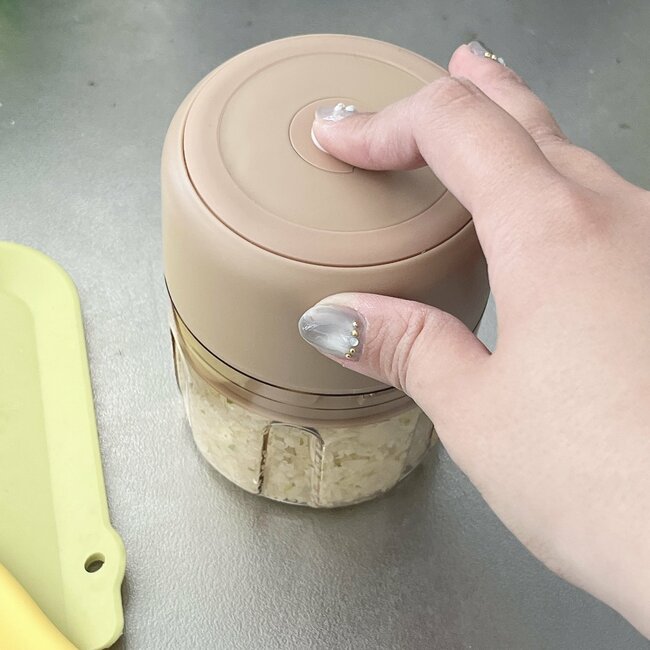 「買って大正解です」「料理が楽になった」3COINSの“電動みじん切りグッズ”コードがないからサッと使えて便利！「音は静かだし、すぐにみじん切りにしてくれる」