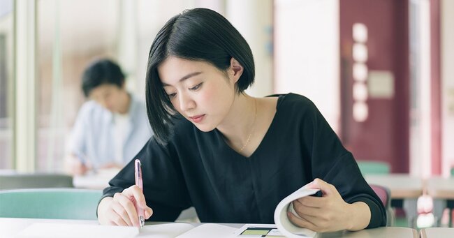 勉強中の学生