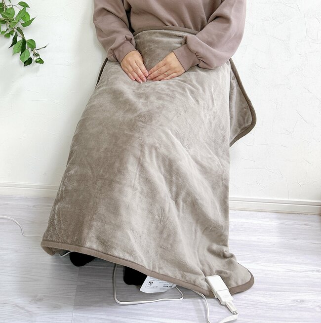 こたつ、いらないじゃん…!無印良品の“ぽかぽかブランケット”サッと羽織るだけで暖かい!「予想以上にあたたまります」「電気代の節約になりそう」