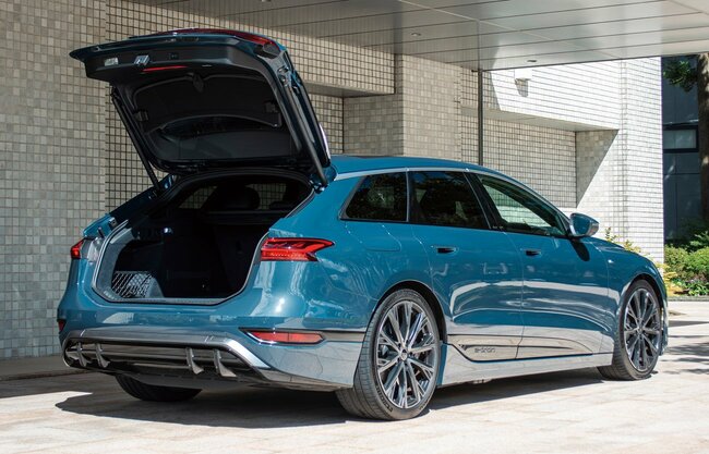 アウディA6アバントe-tron パフォーマンスリアビュー