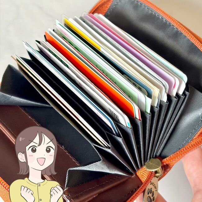 カードや診察券が37枚入った…！しまむら×スヌーピーの“ポケットたくさん財布”ガバッと開いて、お会計がスムーズです！