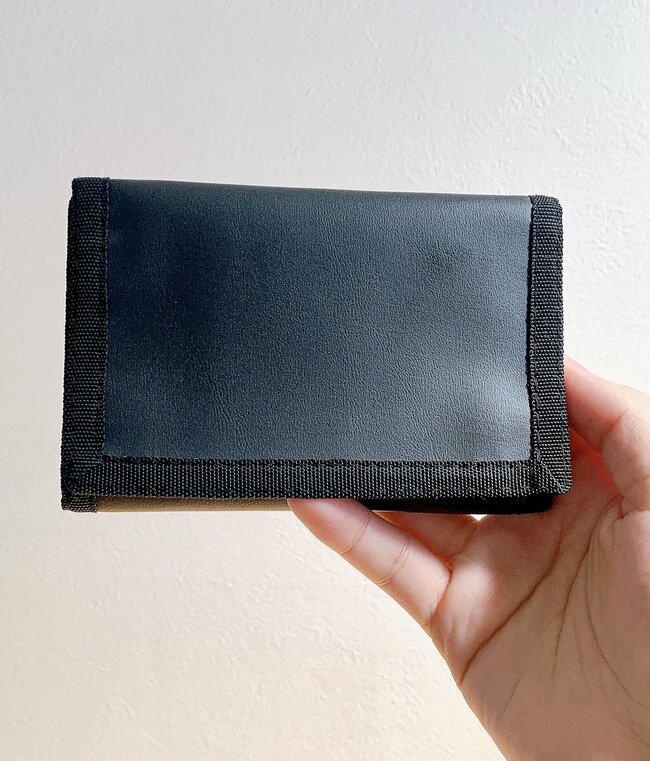カードや診察券が28枚も入った…！セリアで見つけた「ぺたんこ財布」ガバッと開いて使いやすい！《購入レビュー》
