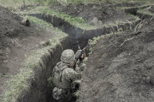 東部スラビャンスク郊外のキャンプで塹壕戦の訓練を受けるウクライナ兵