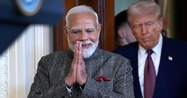 米国のトランプ大統領（右）とインドのモディ首相