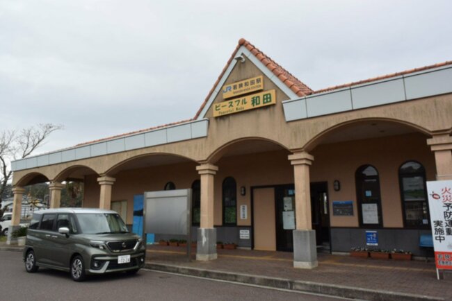 ローカル線、小浜線の若狭和田駅にて。構内に航空母艦の大型モデルが展示されるなど、舞鶴が近いことをうかがわせる駅だった