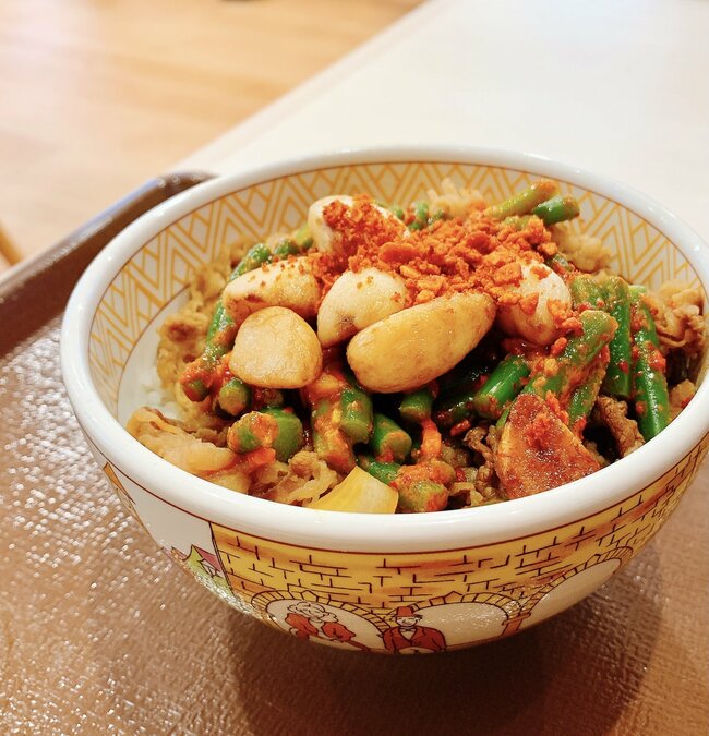「もう5回くらい食べてる」すき家の“やけくそメニュー”美味しすぎてライス追加注文した！「クソ美味い」「好きすぎる」《実食レビュー》