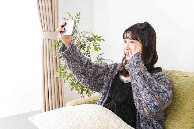 ライブ配信する若い女性