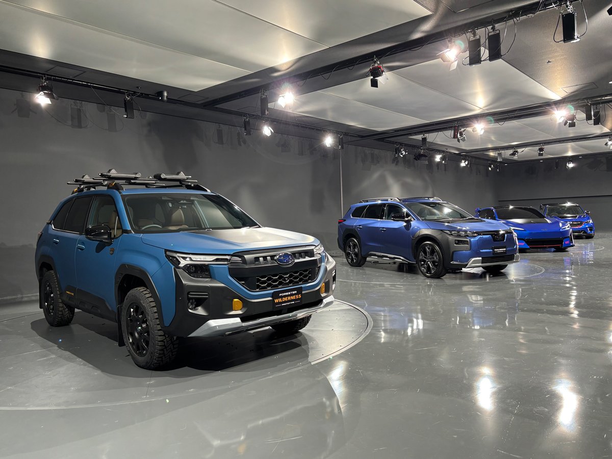 手前が「フォレスター ウィルダネス」。ジャパンモビリティショー2025事前説明会にて