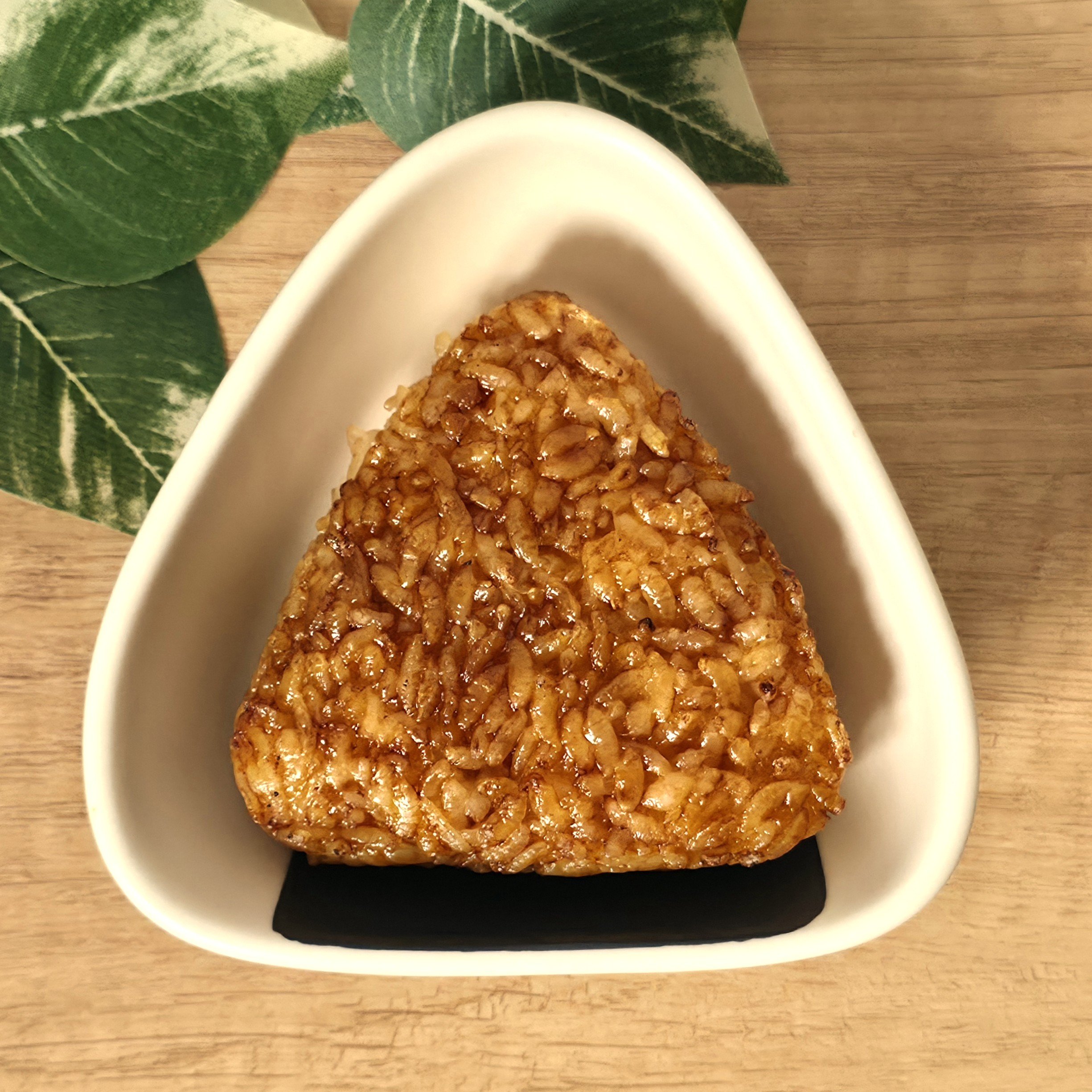 思わず2度見しちゃったよ…！ダイソーで見つけた“おにぎり皿”が可愛すぎて全種類ほしくなっちゃいます！