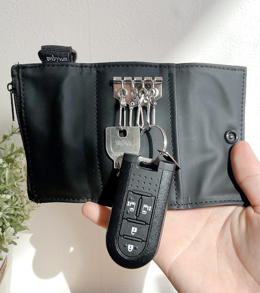 ミニ財布にちょうどいい…！ダイソーの「小銭が入るキーケース」クレカや診察券もスポッとしまえるの！