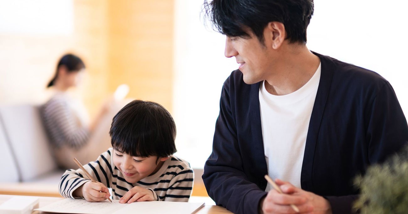 勉強する男の子と父親