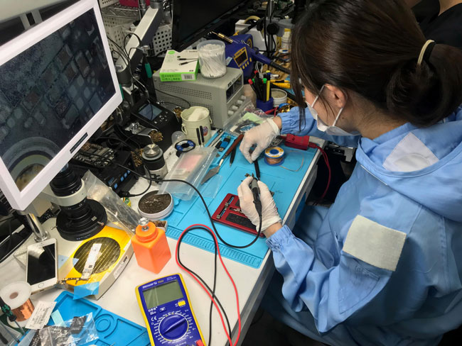 「デジタル遺品」を取り出す作業